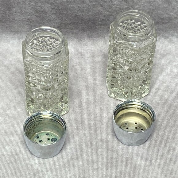 Vintage Wexford Pressed Glass Salt & Pepper Shakers With Chrome Plastic Tops - Picture 5 of 12